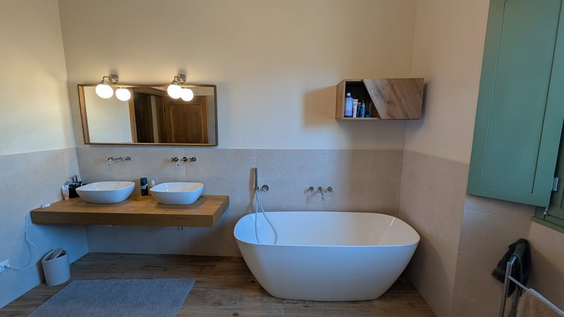 Il bagno del primo piano, con la vasca.