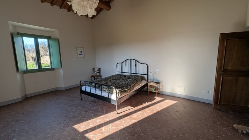 Camera Bianca: letto matrimoniale, finestra con telaio verde salvia, lampadario a nuvola