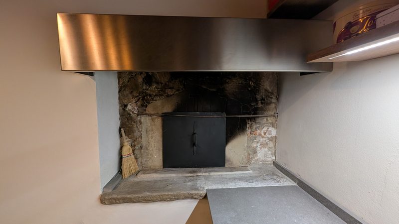 Il camino di pietra della cucina.