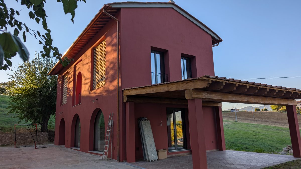 Il Fienile, la dependance rossa con la loggia