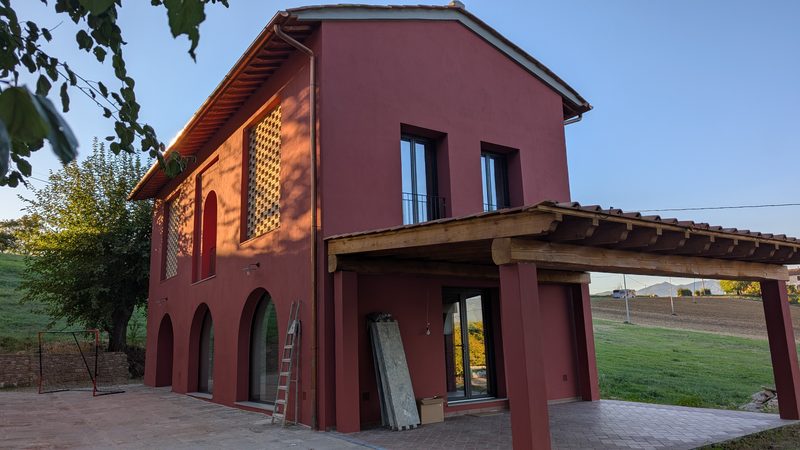 Il Fienile, la dependance rossa con la loggia.