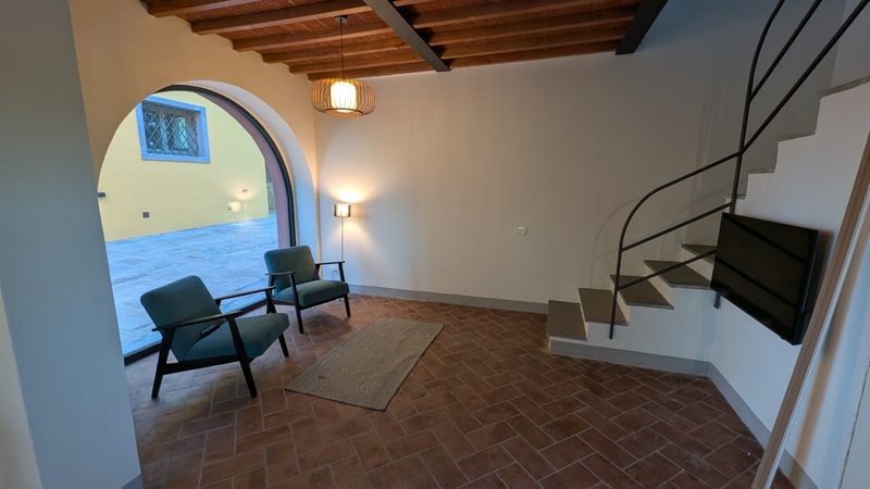 Le poltrone e la scala in ferro.