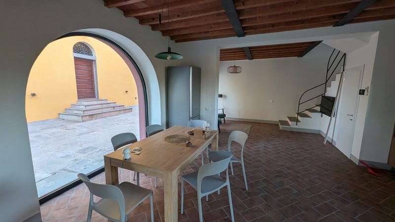 Il soggiorno del Fienile, con l'arco sul cortile.