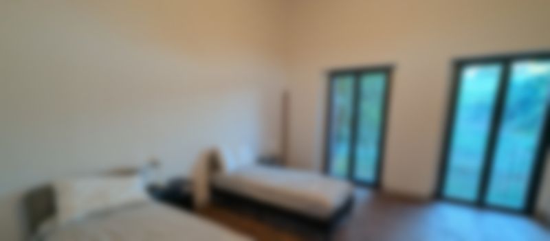 Camera Garzoni: due letti singoli neri e letto-divano bianco, tetto in legno a vista