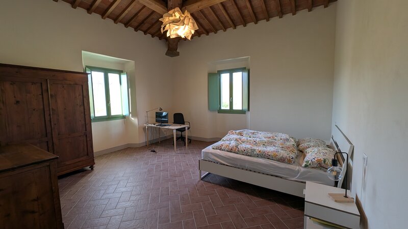 Camera Giotto: letto matrimoniale, scrivania workation, due finestre, soffitto in travi