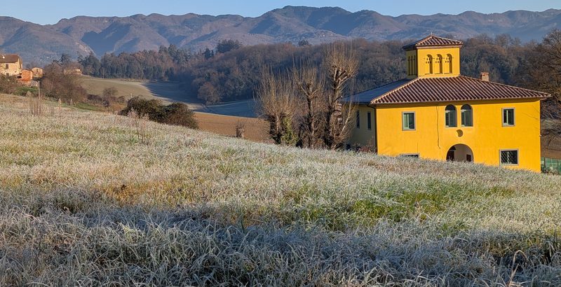 La Leopoldina in una mattina di brina, l'Appennino dietro.