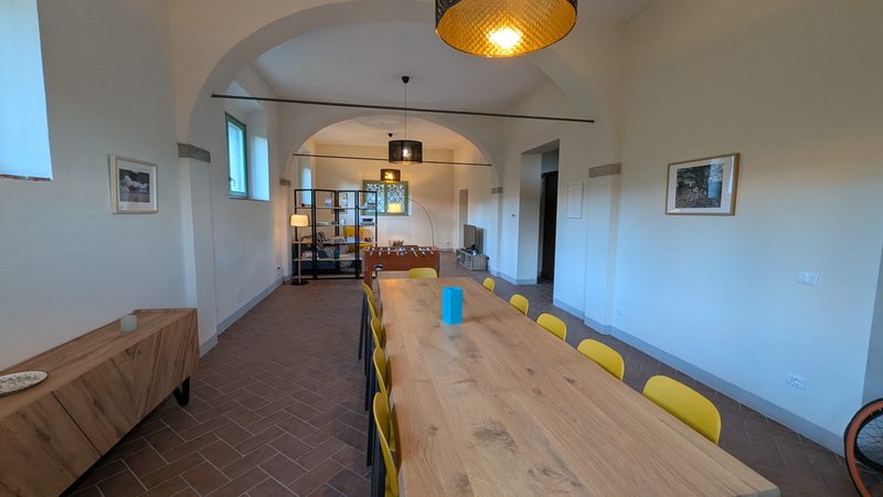 La tavola lunga sotto le volte.