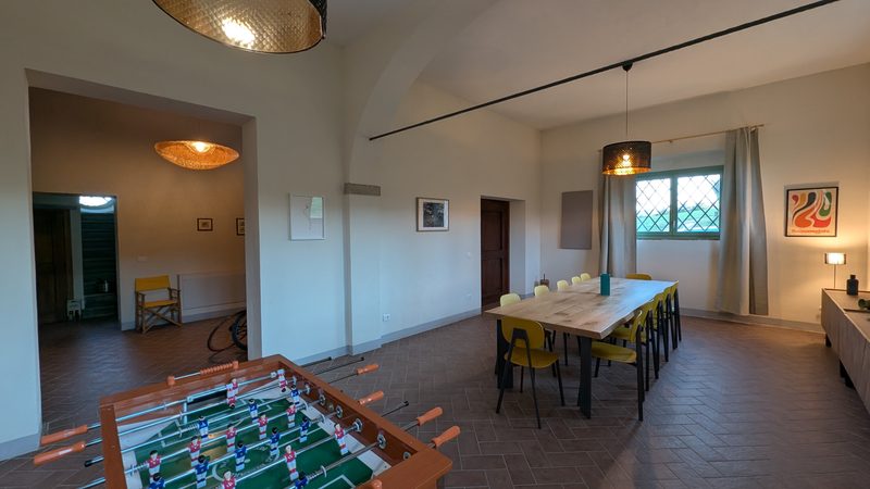 Il soggiorno: la tavola e il calcio balilla.