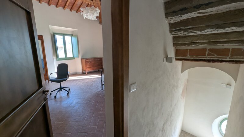 Camera Tagliatella: arco in mattoni a vista sull'ingresso, dettaglio architettonico