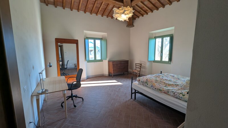 Camera Tagliatella: letto matrimoniale, scrivania, due finestre, cassettiera antica